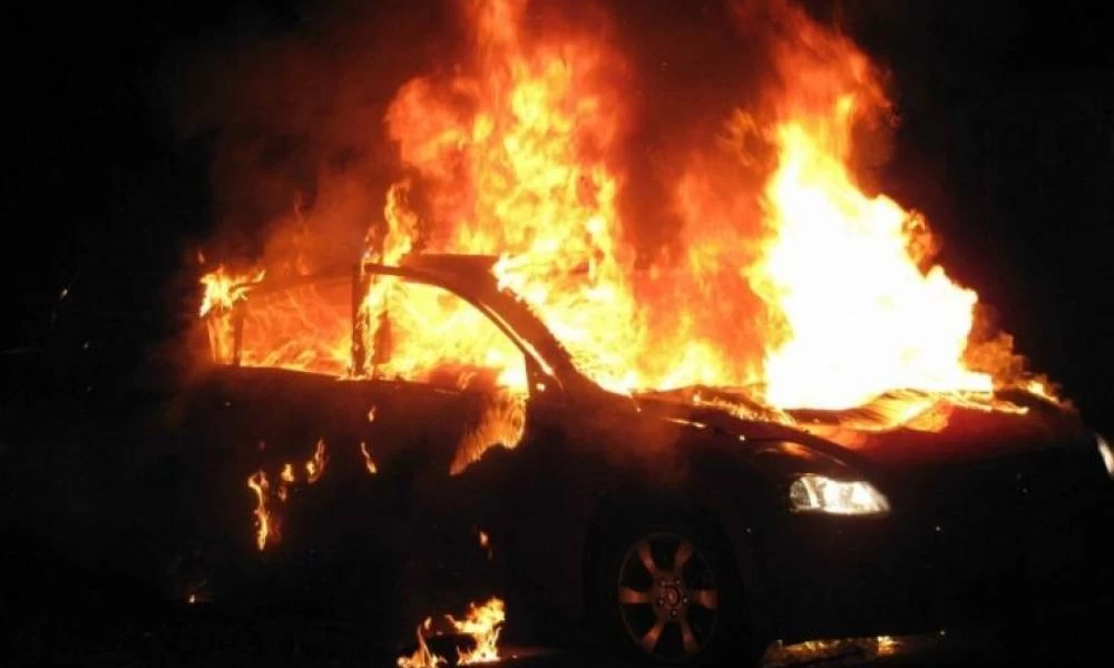 Καμένα Βούρλα: Φωτιά σε σταθμευμένο αυτοκίνητο